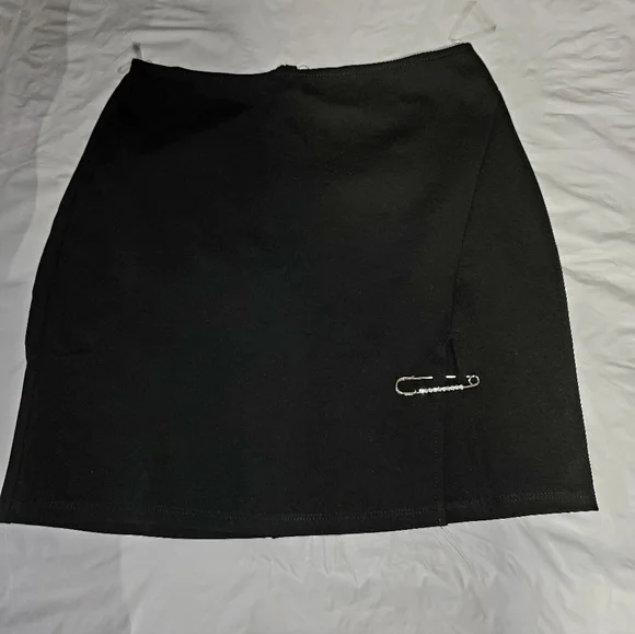 NWT Dolls Kill Sexy Classy Black Skirt , With Blinged Put Safety Pin 🧷 - Picture 8 of 9